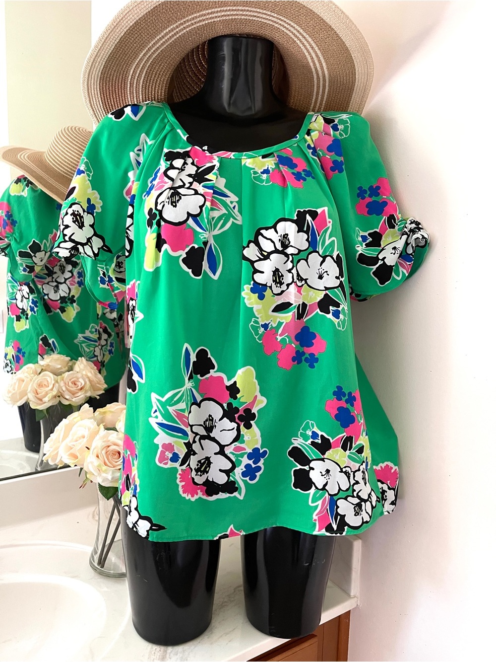 KAARI BLUE Floral Women's Top size LARGE green shirt with flowers, flowy Blouse